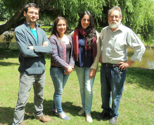 Profesor Dante Figueroa, junto a su equipo de trabajo: Natalia Aziares, Adriana Zapata, y el geofísico James Morales. 